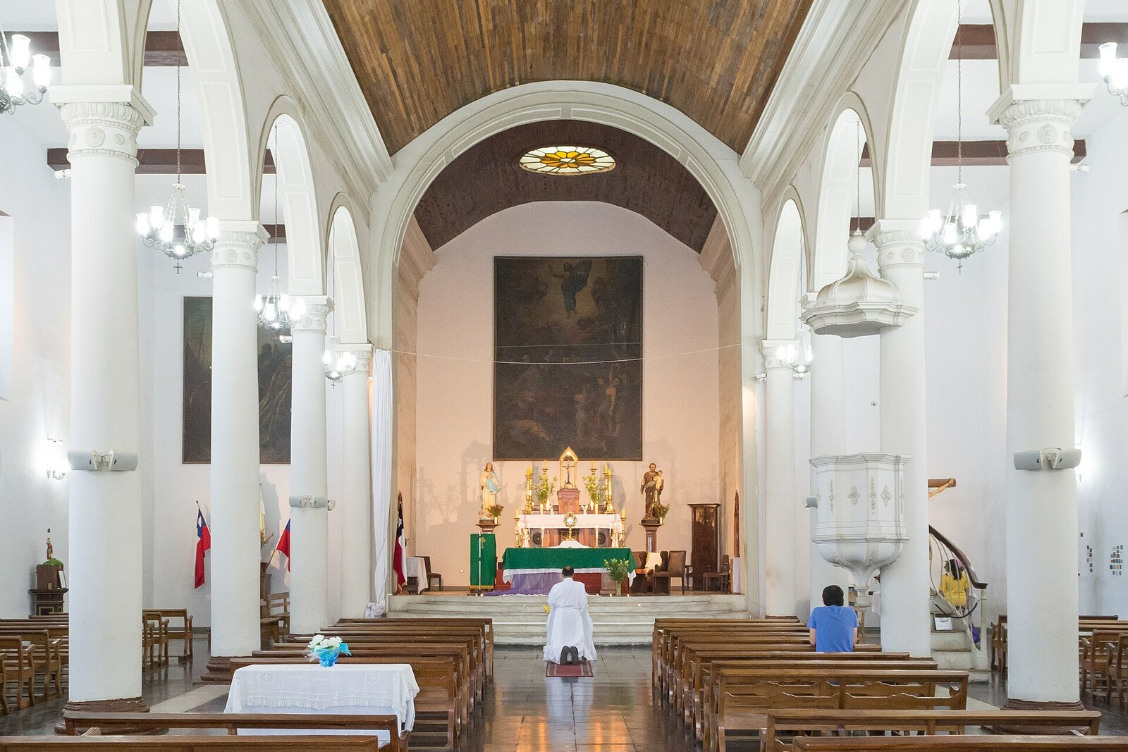 Interior of La Matriz Church with a wooden roof and central nave.