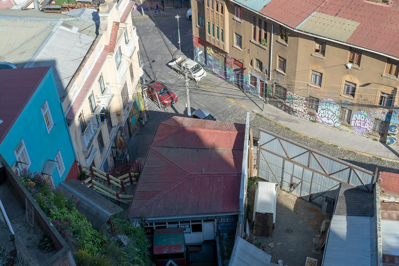 The tracks of Ascensor Reina Victoria descend between houses and retaining walls.