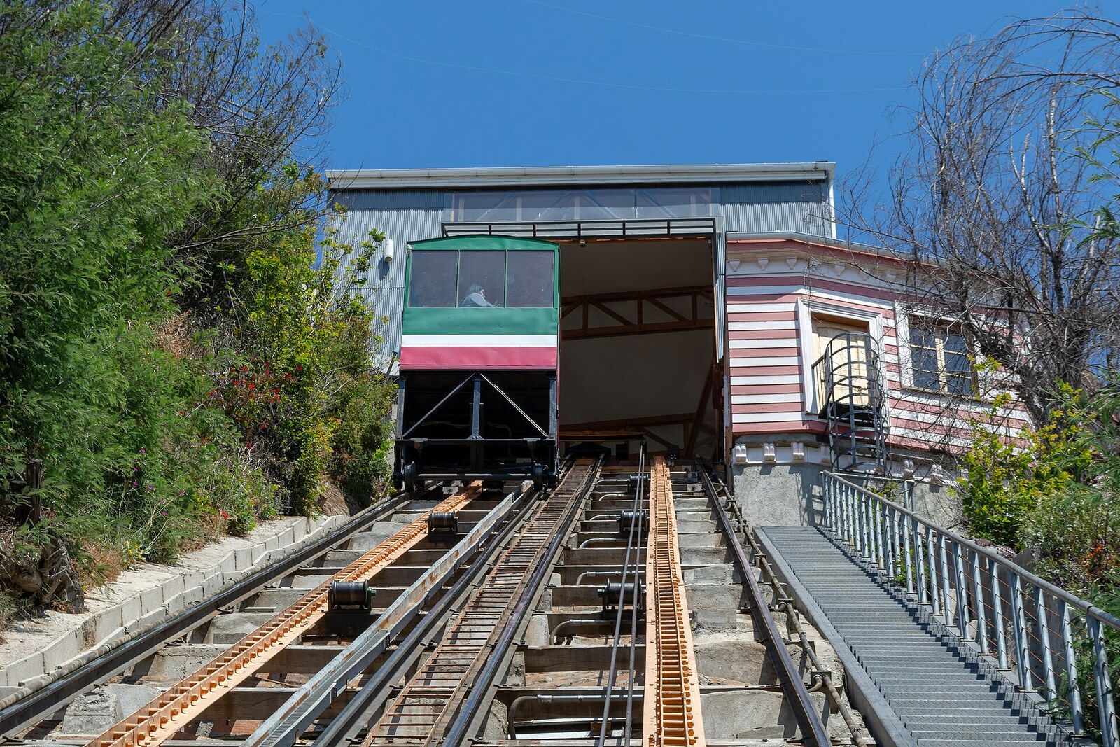 Ascensor El Peral on sloping rails between the walls of the hillside.