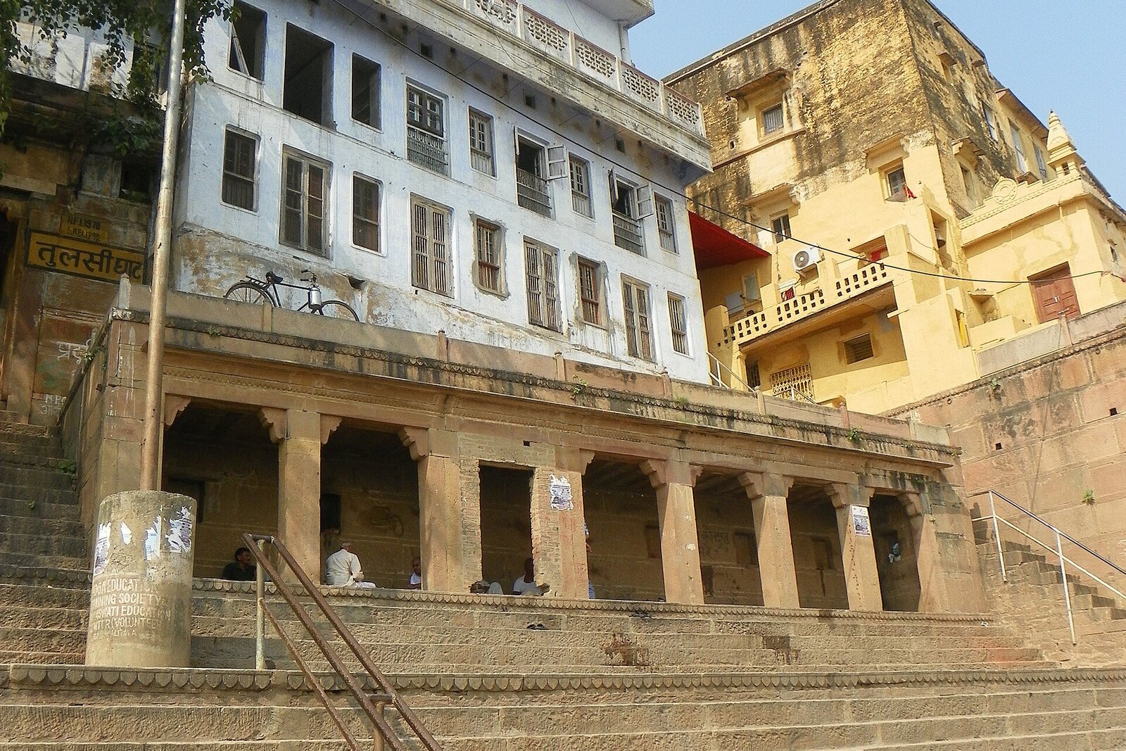 Tulsi Ghat, avec ses marches et ses façades claires au-dessus du fleuve.