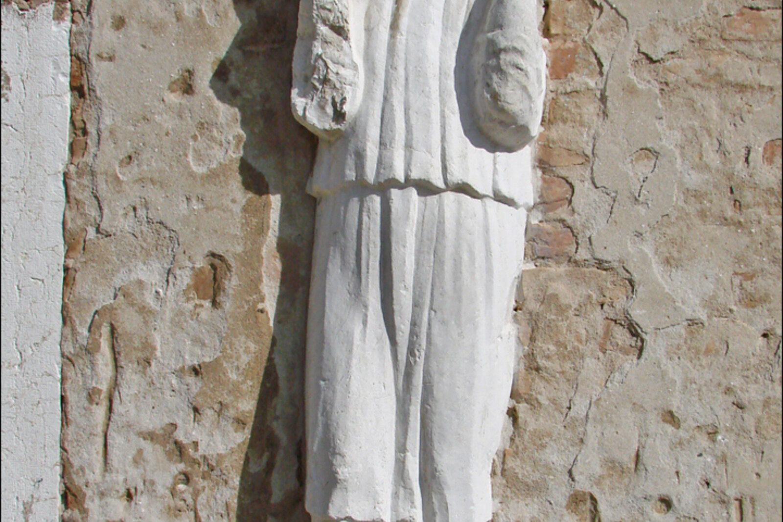 Corner statue of Antonio Rioba with an iron nose in Campo dei Mori