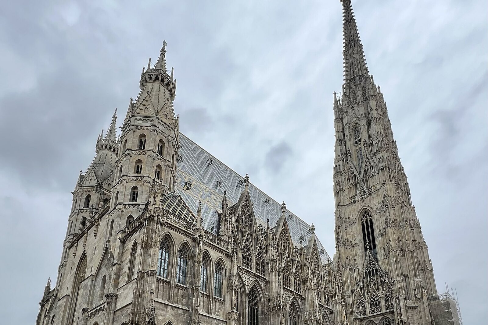 La gótica Iglesia de San Esteban (Stephansdom), con su alta torre sur, en el centro de Viena.
