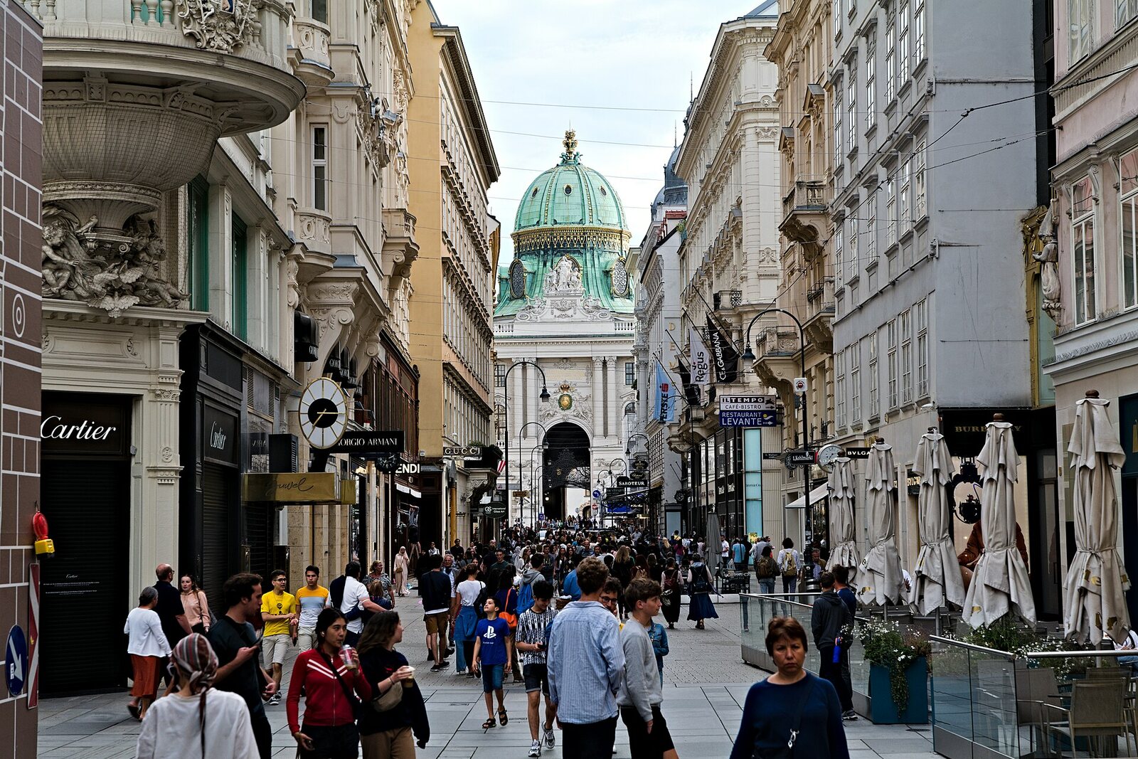 La calle peatonal Kohlmarkt, con escaparates y una perspectiva hacia el Hofburg.