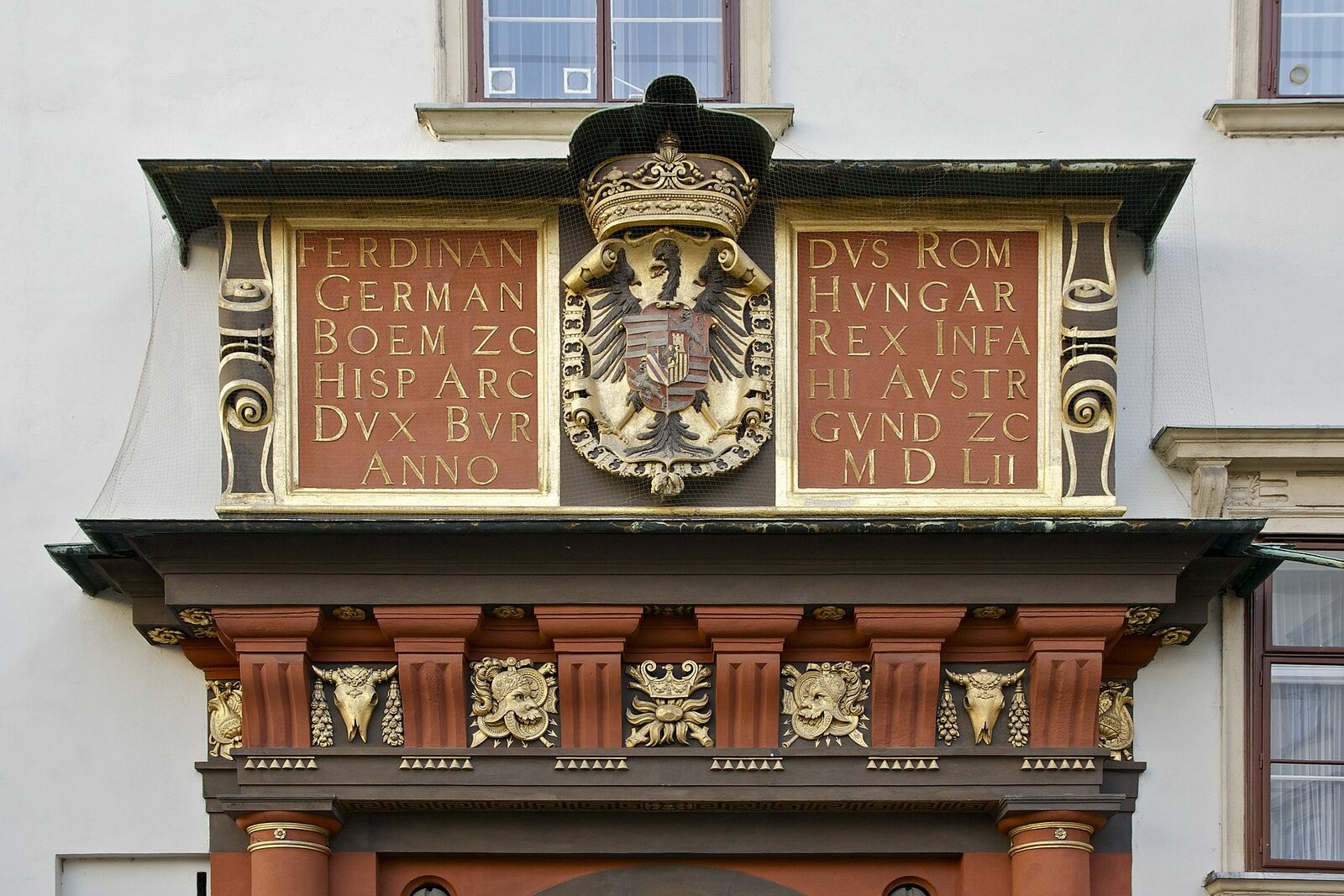 Das rot-schwarze Schweizertor im ältesten Teil der Hofburg.