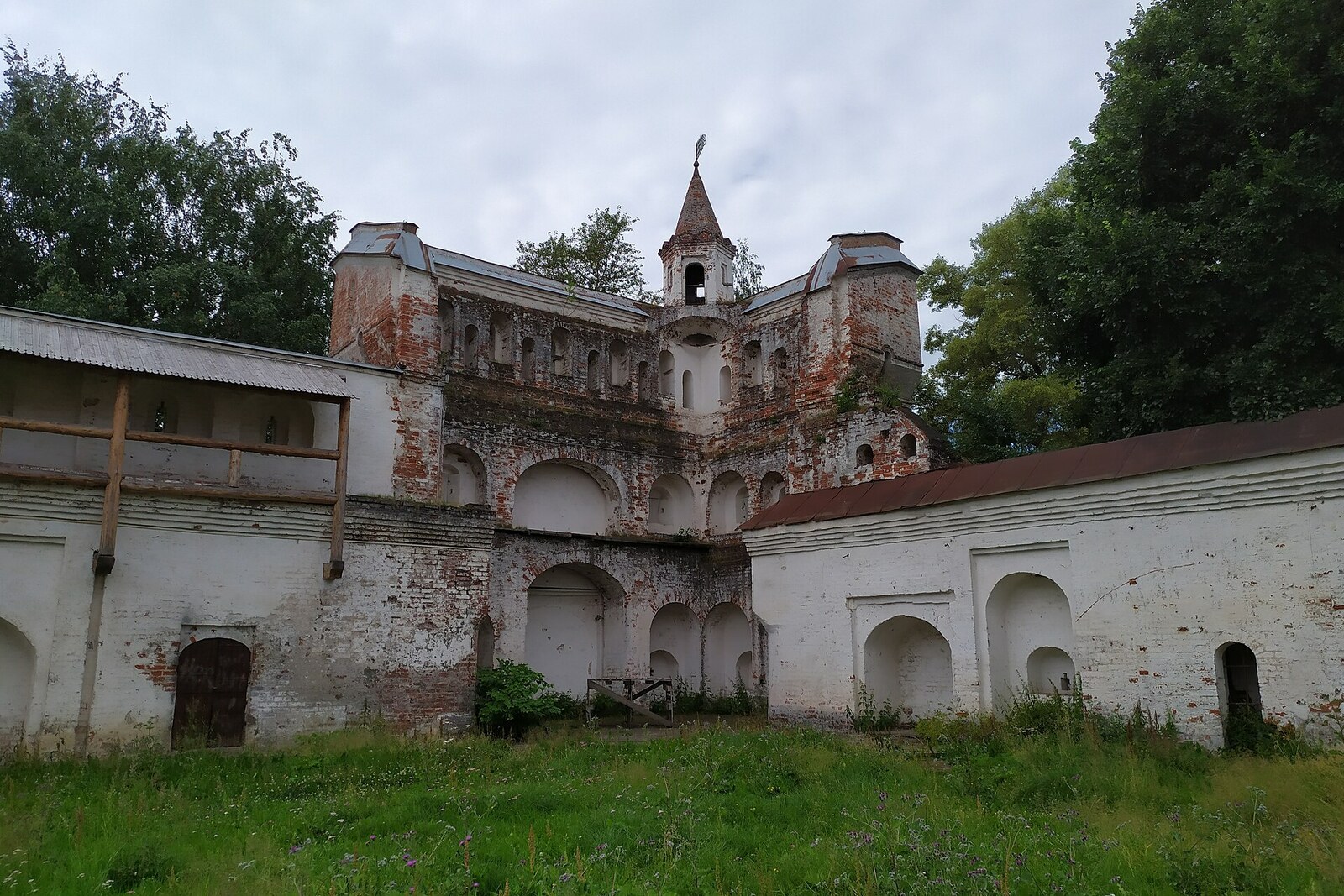 Pyatnitskaya Tower and the white wall of the Bishop's Court before the 2024 restoration.