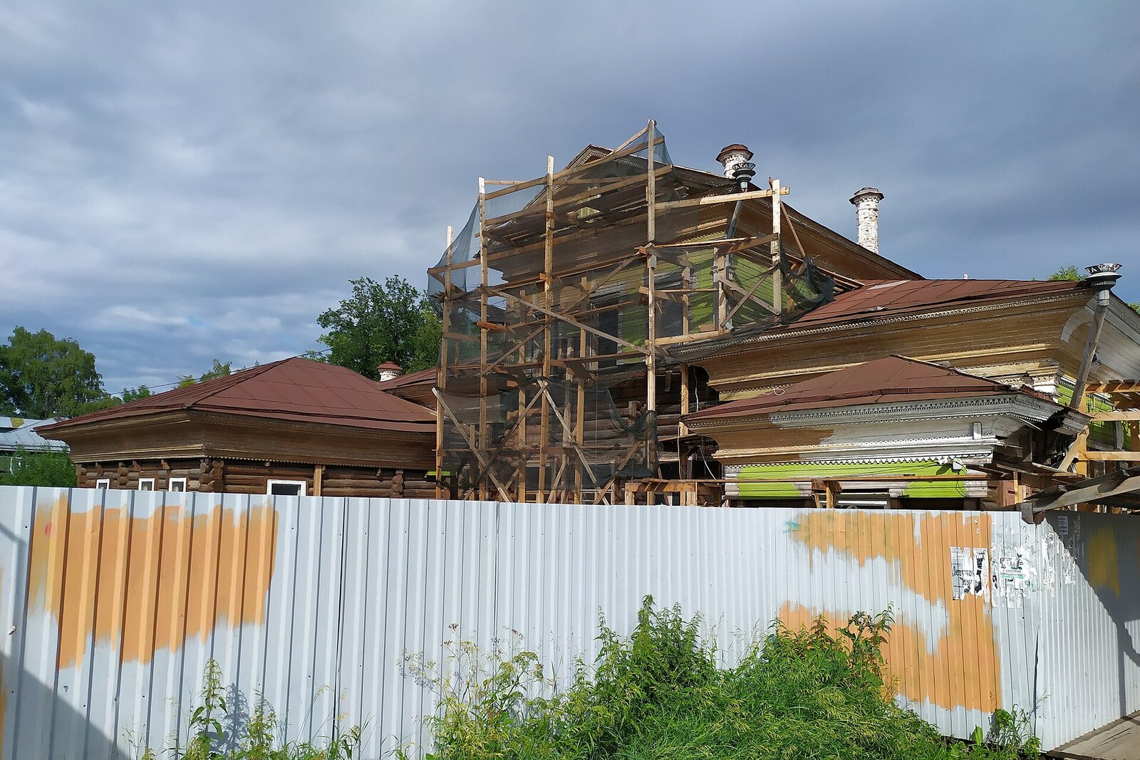 The wooden Zasetsky House with a columned portico before the current restoration.