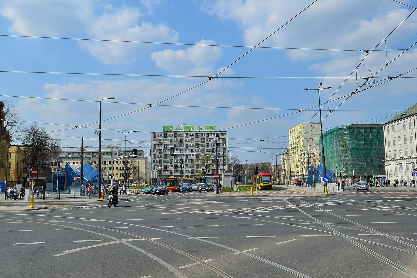 Leerer Plac Wileński mit Straßenbahngleisen und gläsernem Eingang zur U-Bahn