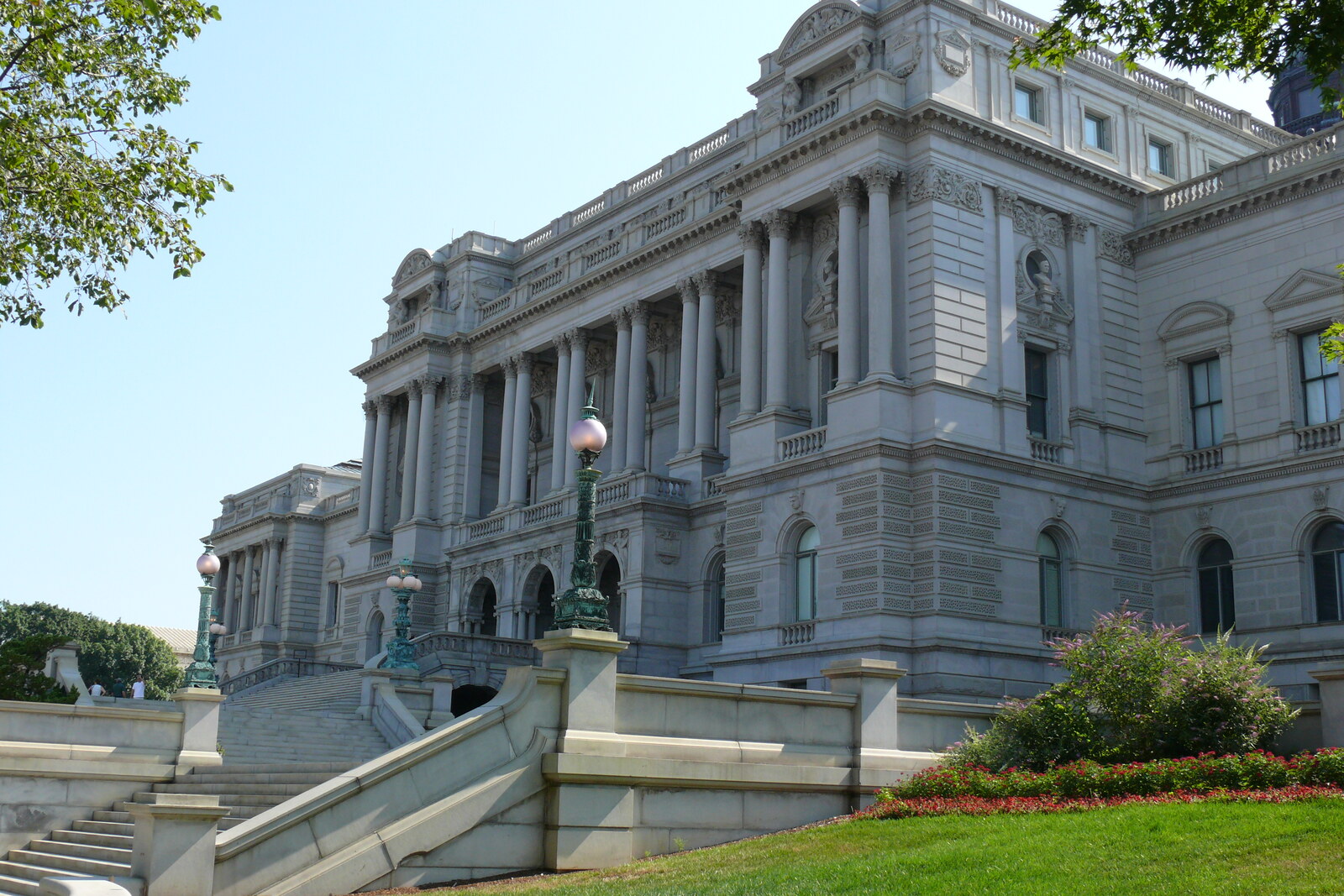 The façade of the Library of Congress, with columns and a fountain in front of the entrance.