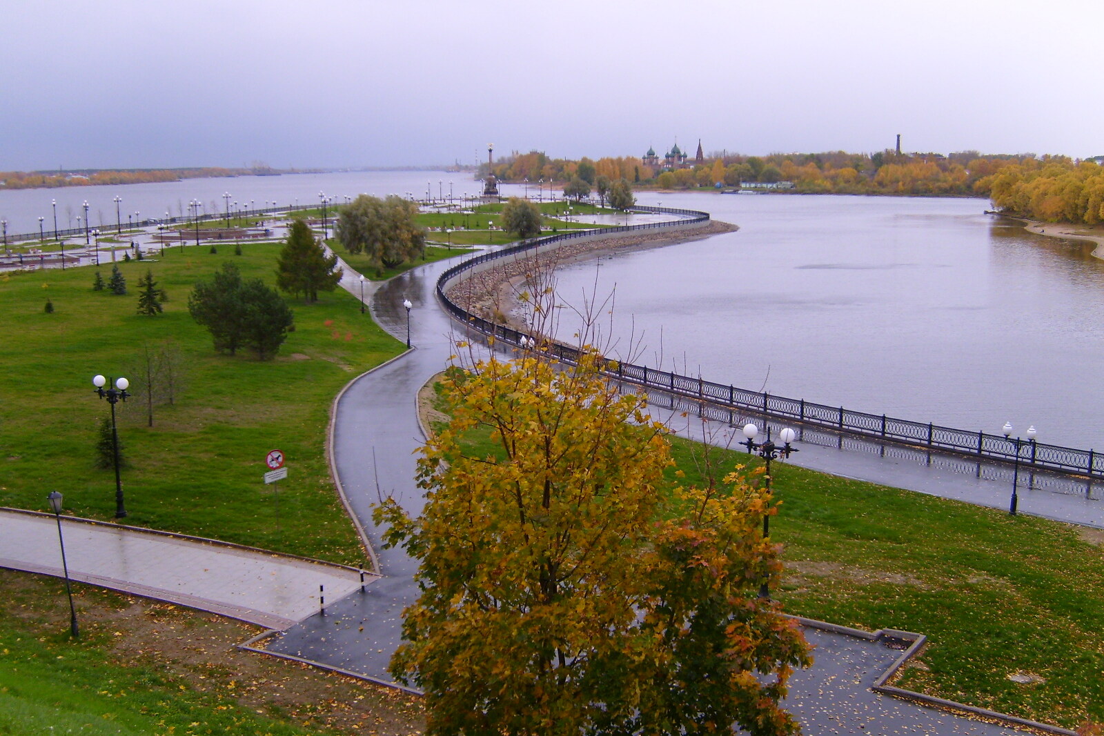 A panorama of the terraces of Strelka and the two rivers in autumn, photographed before the 2026 landscaping work.