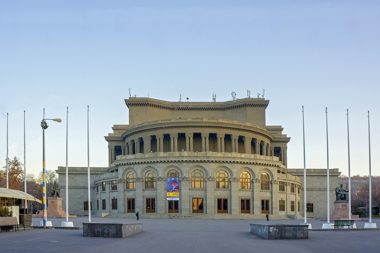 Runde steinerne Fassade des Nationalen Akademischen Opern- und Balletttheaters „Alexander Spendiarjan“ in Jerewan