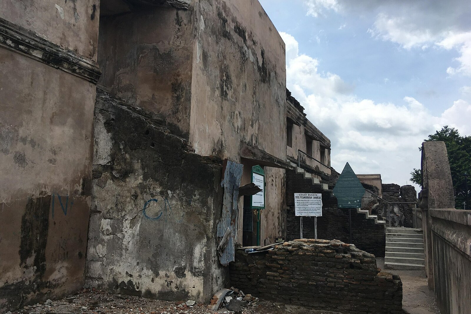 The ruins of Pulo Cemeti above the houses of Kampung Taman.