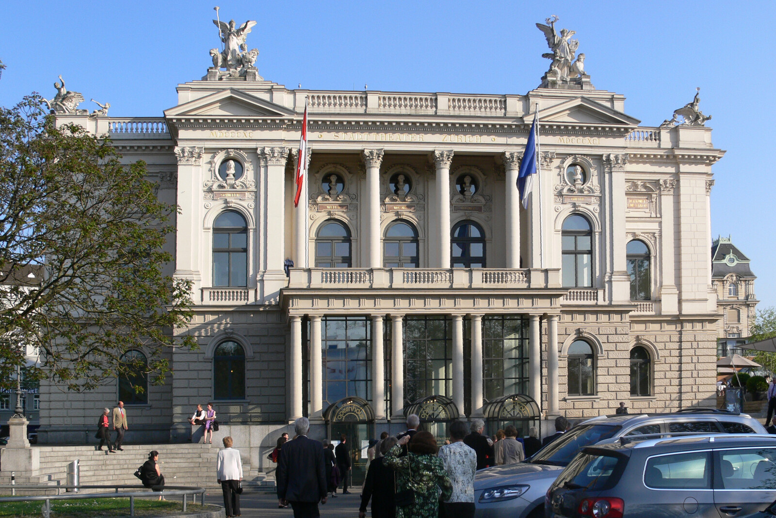 Facade of the Zurich Opera House with columns and statues.