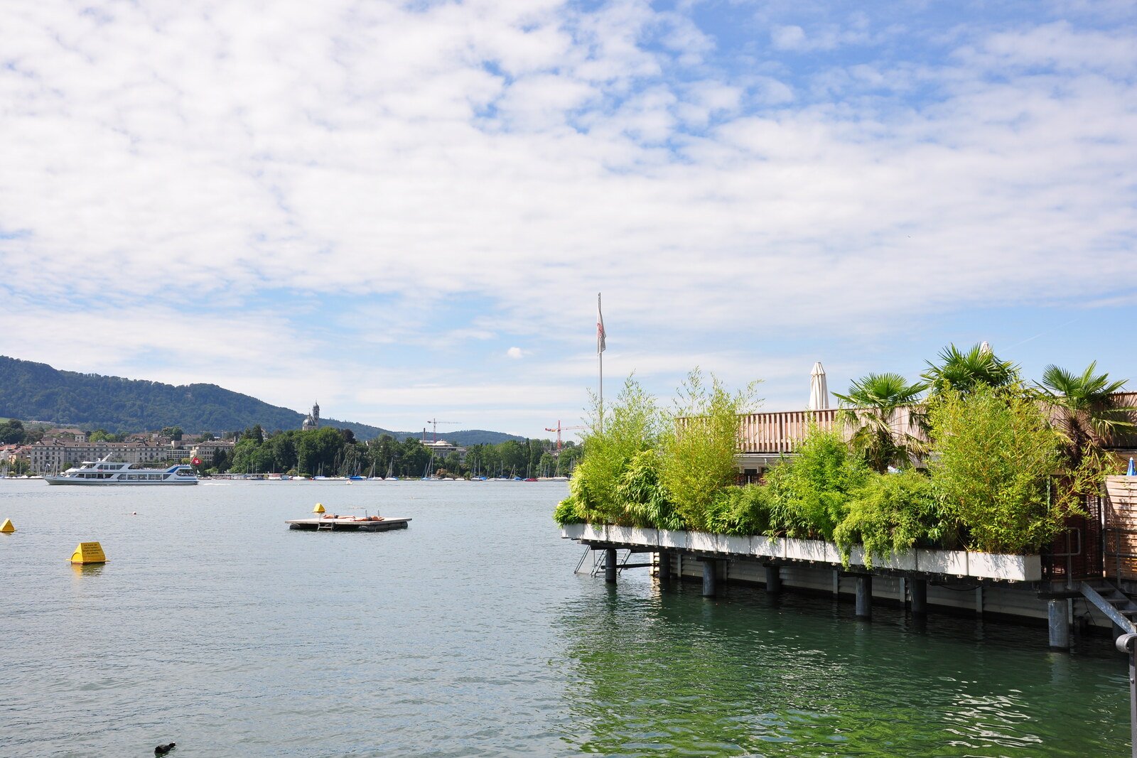 The wooden Utoquai bathing pavilion and the promenade with sun terraces.