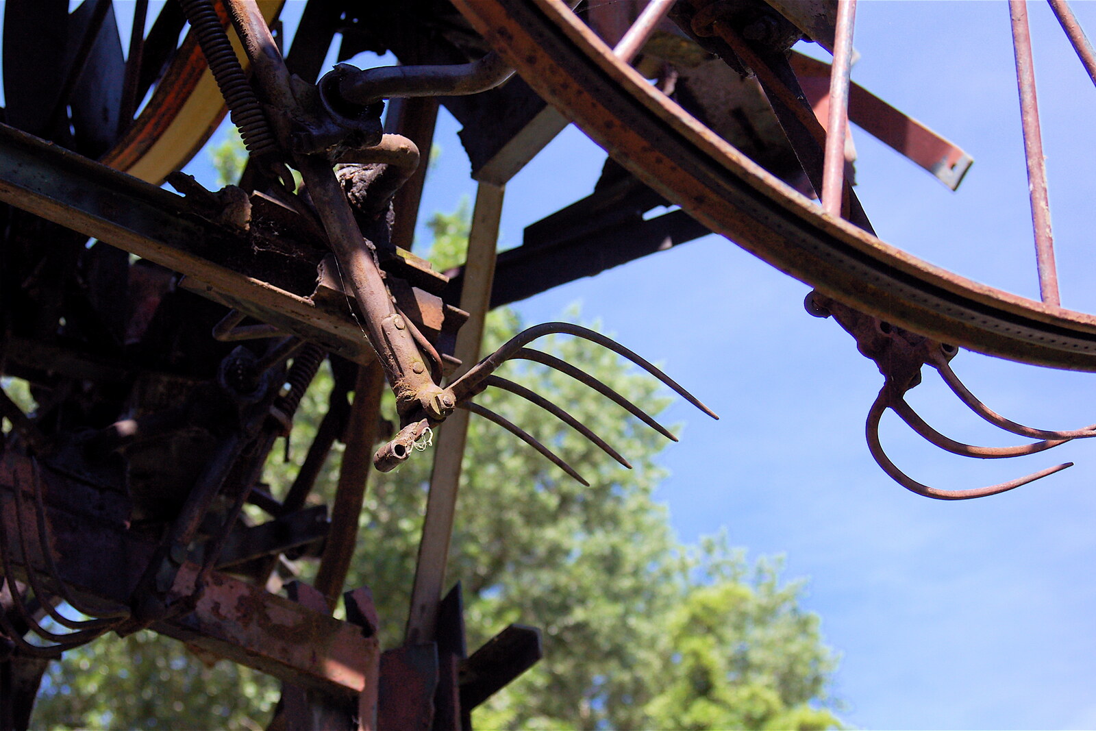 Jean Tinguely’s kinetic sculpture Heureka, with wheels and belts against greenery.